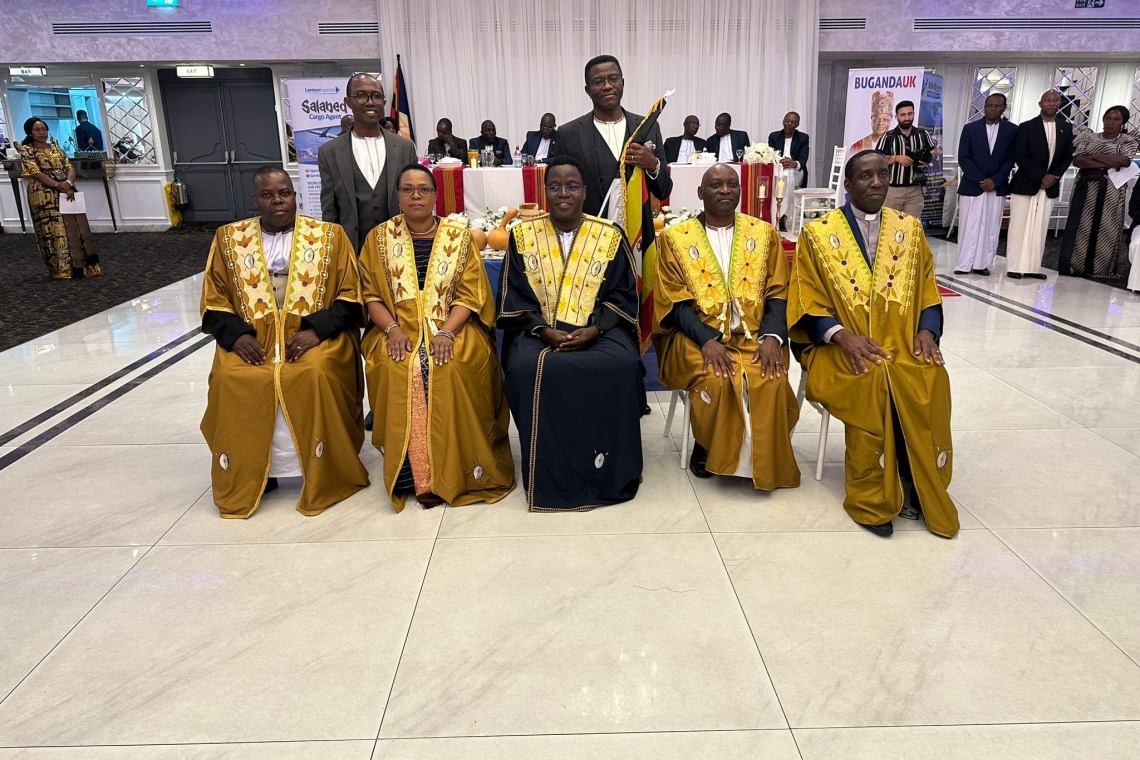 Oweek. Joseph Kawuki ne Katikkiro emabega mu maaso omubaka wa Ssabasajja n'abamyukabe Oweek. Joseph Kawuki ne Katikkiro emabega mu maaso omubaka wa Ssabasajja n'abamyukabe